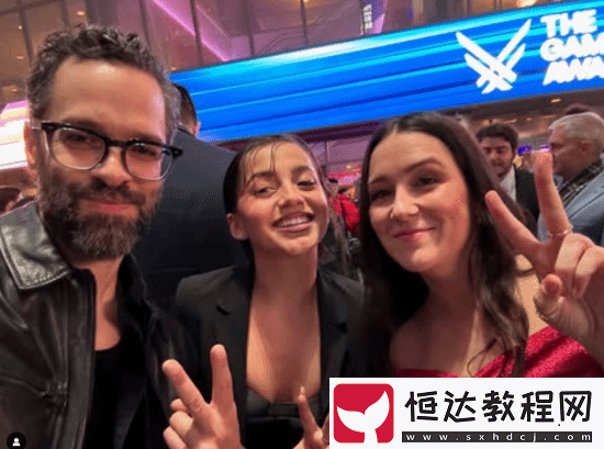 尼爾曬頑皮狗新作演員相擁合影