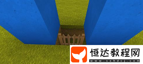 迷你世界隱藏透明門制作教程：藍色硬沙塊與木圍欄門的完美搭配