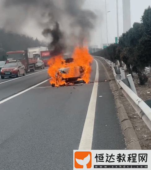 小米SU7高速被追尾