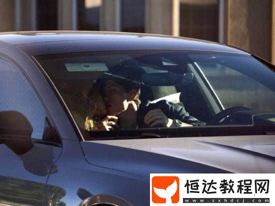 男方單膝跪地求婚成功